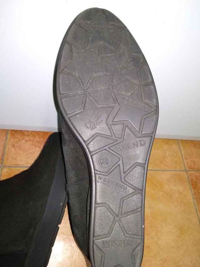Botines ante negros con tacón interior disimulado