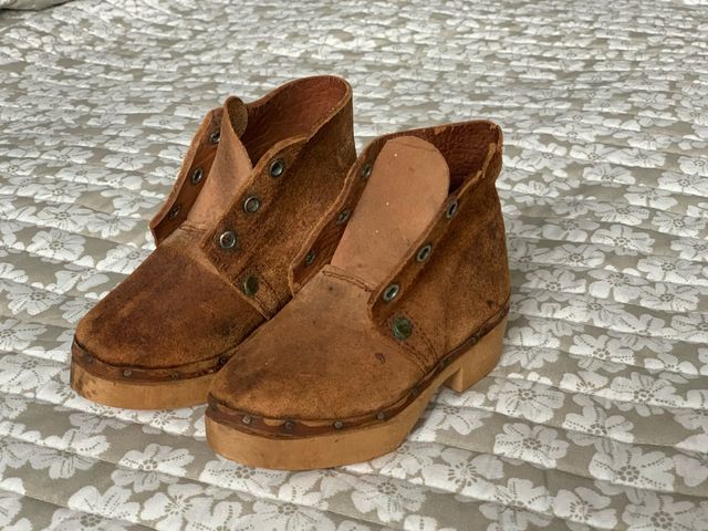 Zuecos cuero y madera artesanos bebé