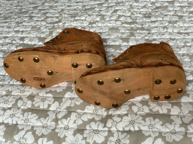 Zuecos cuero y madera artesanos bebé