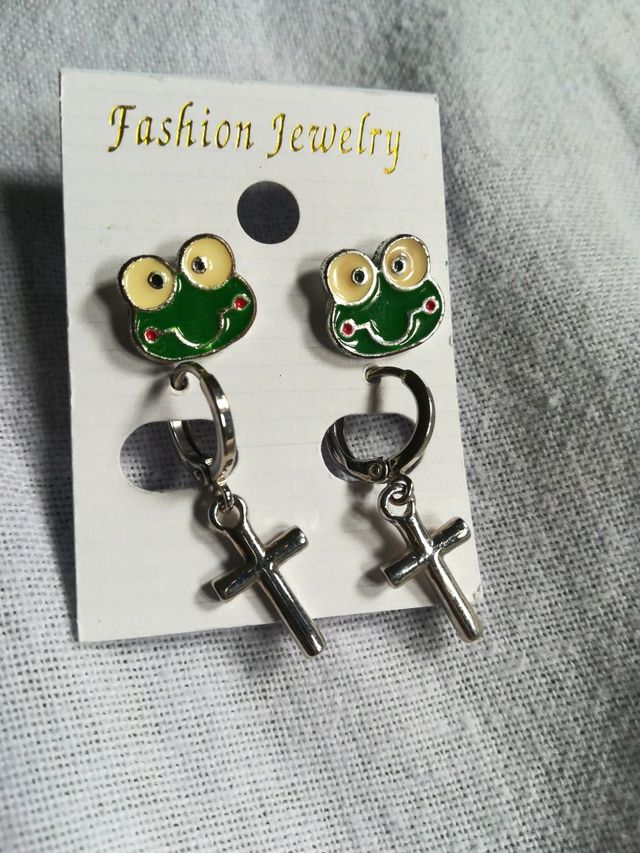 Pendientes rana y cruz