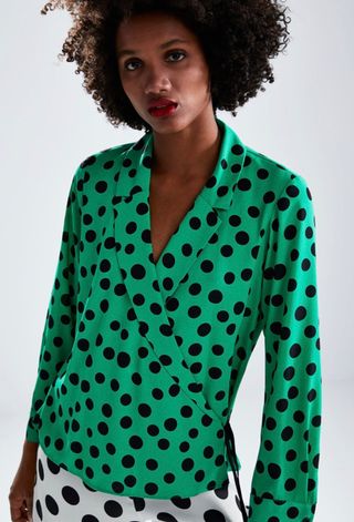 Blusa topos Zara de segunda mano por 15 EUR en Madrid en WALLAPOP