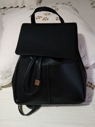 zara mochila negra mujer