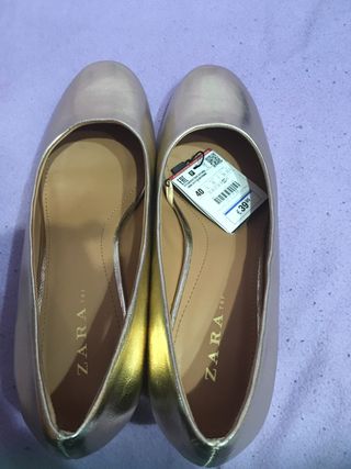 Zapatos dorados Zara,talla 40,NUEVOS de segunda mano por 29,9 EUR en Madrid  en WALLAPOP