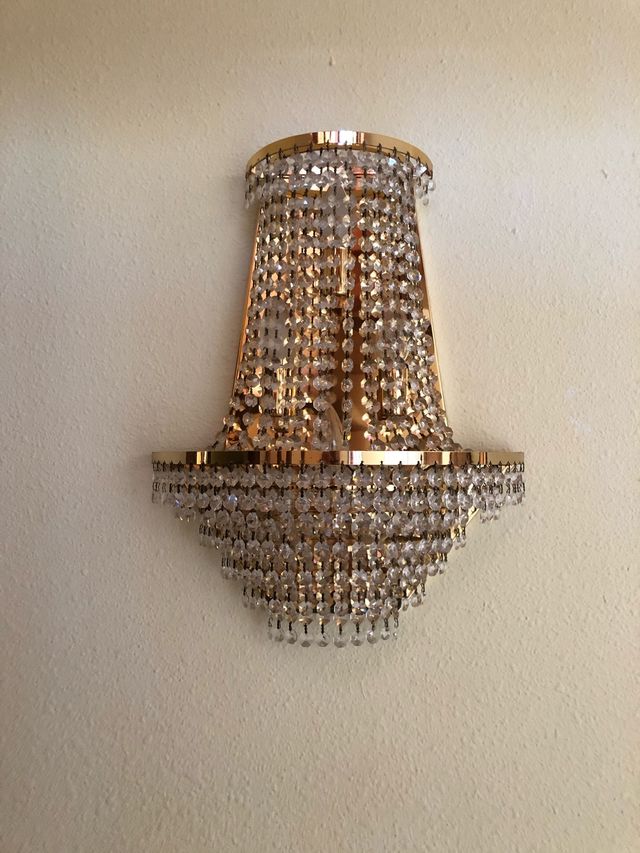 Lampara de pared cristales elegante.