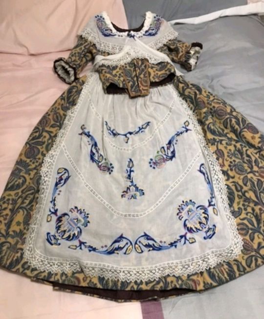 Traje fallera con zapatos y manteletas