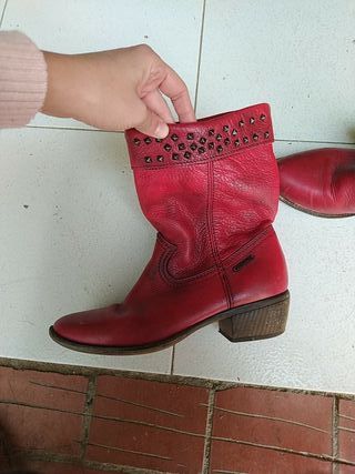 Botas camperas bajas rojas de segunda mano por 20 EUR en Badalona en  WALLAPOP