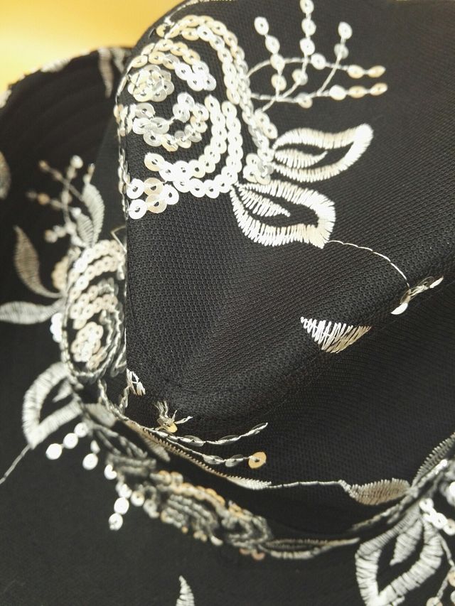 Sombrero bordado en plata y lentejuelas. Italiano.