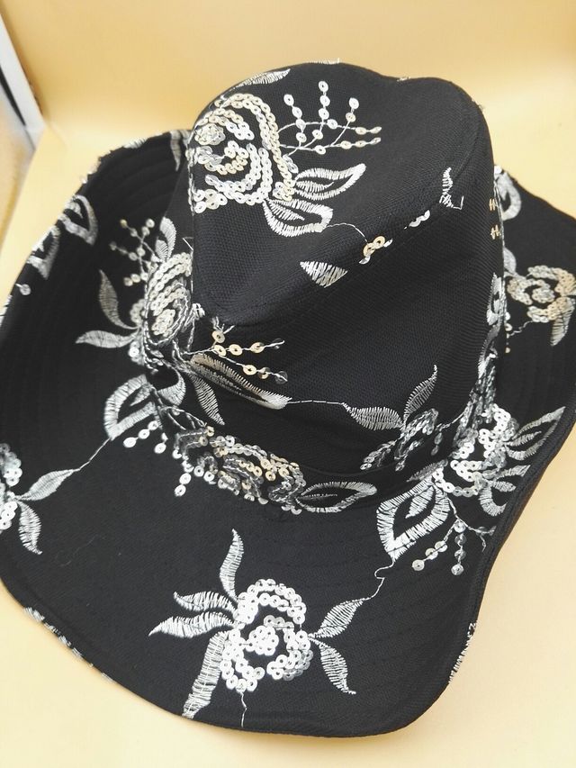 Sombrero bordado en plata y lentejuelas. Italiano.