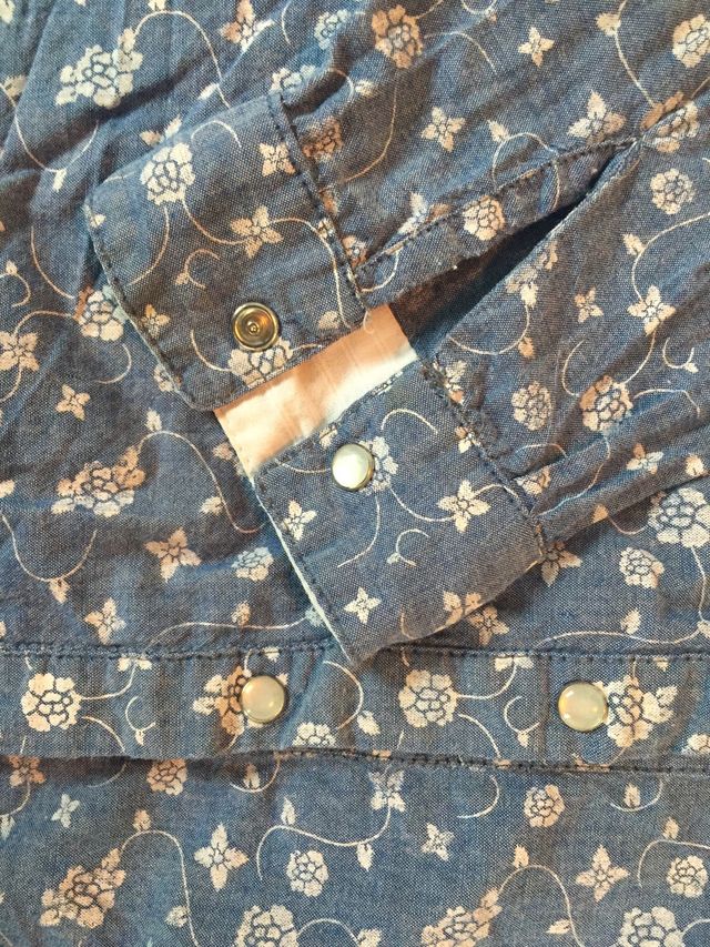 Camisa vaquera con flores blancas 9/10