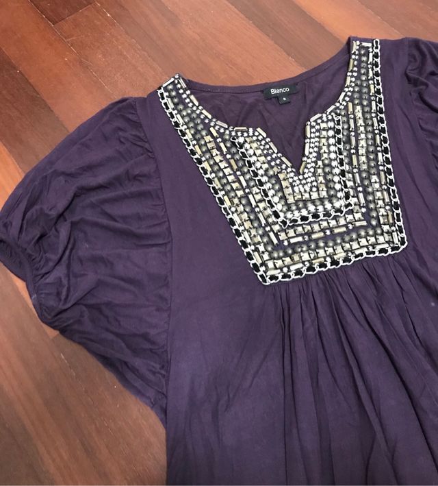 Blusa morada con tachuelas en pecho