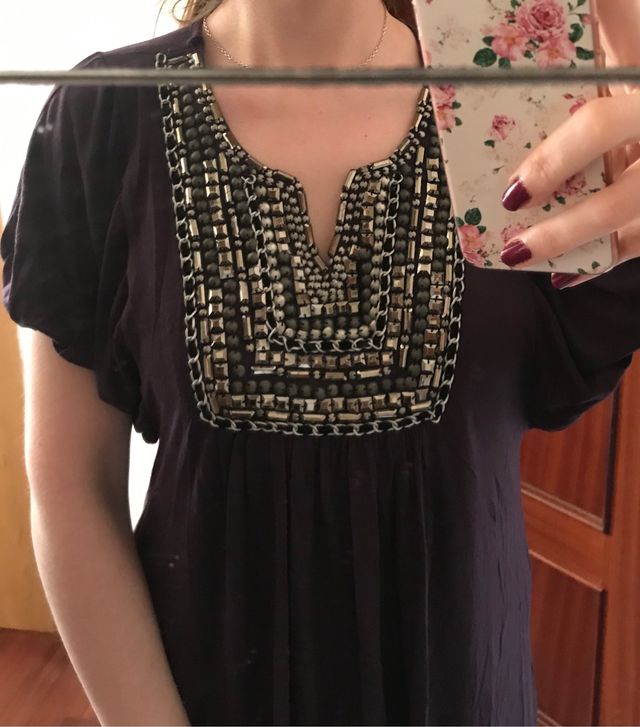 Blusa morada con tachuelas en pecho