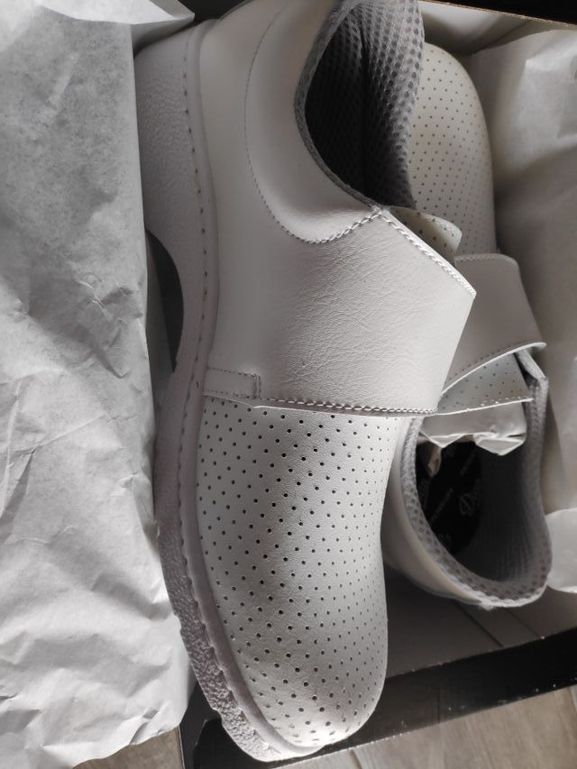 zuecos sanitarios talla 43 nuevos a esgrenar