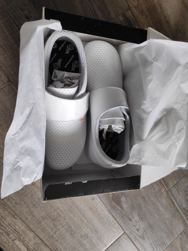 zuecos sanitarios talla 43 nuevos a esgrenar