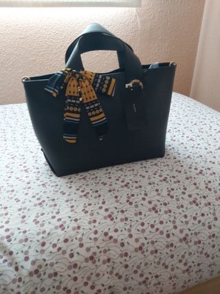 Bolso azul marino de Zara de segunda mano por 15 EUR en Mérida en WALLAPOP