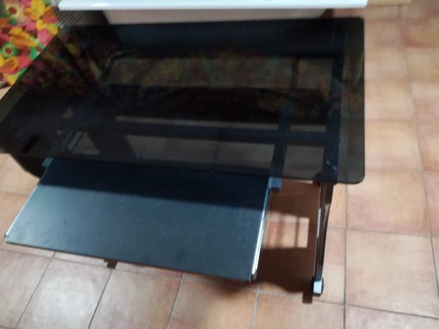 Mesa de ordenador. De cristal