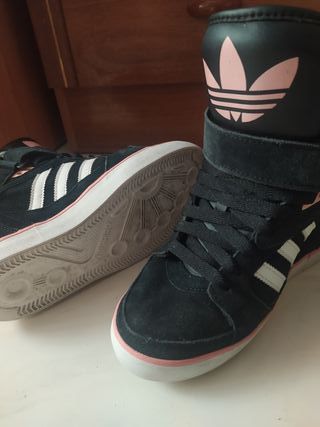 zapatillas adidas negras con flores