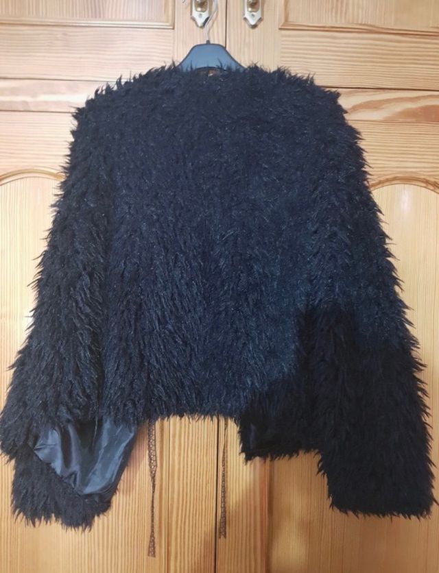 Abrigo pelo negro