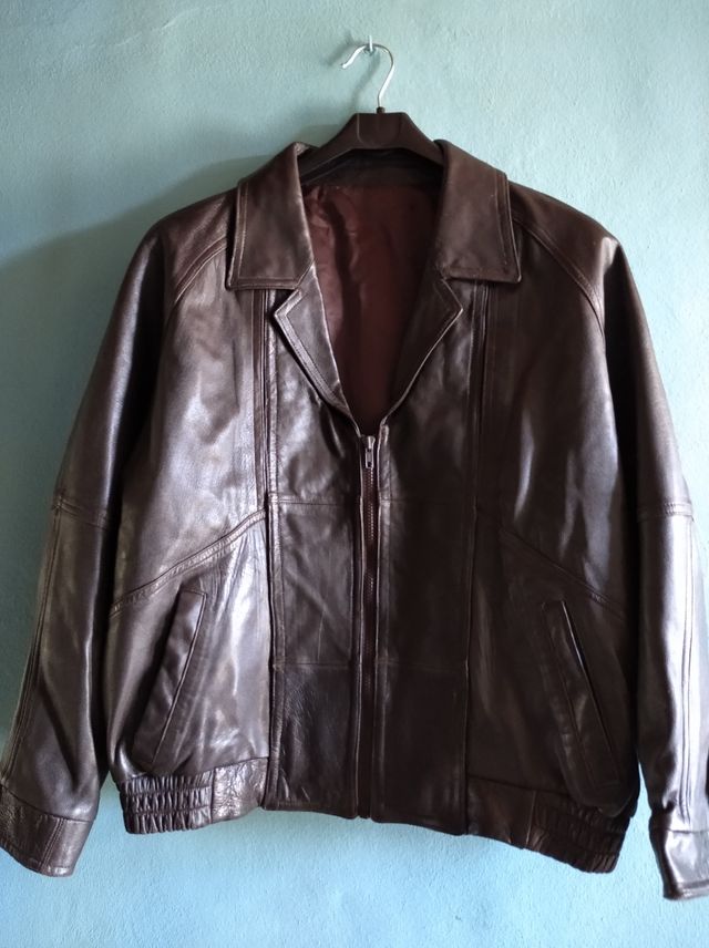 Cazadora de cuero.