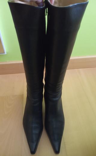 Botas altas de piel de segunda mano por 27 EUR en Burgos en WALLAPOP