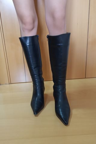 Botas altas de piel de segunda mano por 27 EUR en Burgos en WALLAPOP