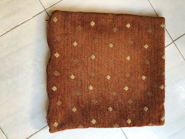 Cojines ( marrón con cuadraditos dorados)
