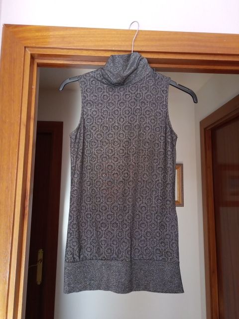 Camiseta cuello alto y sin mangas. Gris con rombos