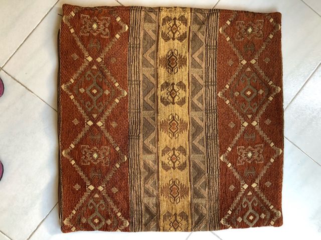 Cojines ( marrón con estampado etnico)