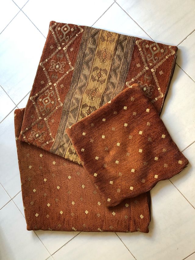 Cojines ( marrón con cuadraditos dorados)