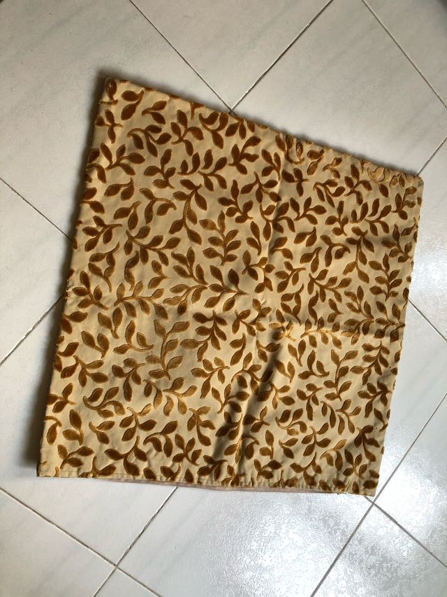 Cojines ( marrón con cuadraditos dorados)