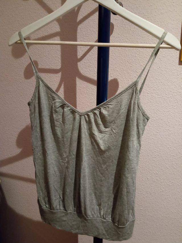 Camiseta gris de tirantes escote pico. 