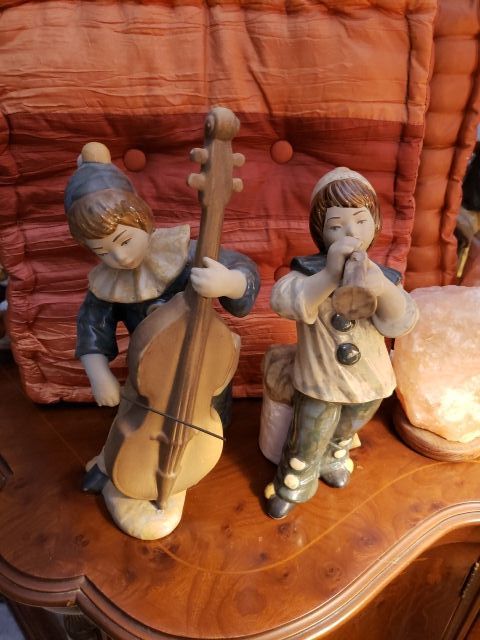 Dos figuras de porcelana de arlequines musicos