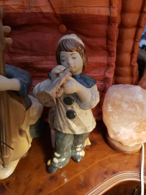 Dos figuras de porcelana de arlequines musicos