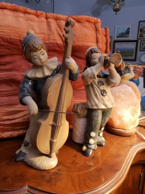 Dos figuras de porcelana de arlequines musicos