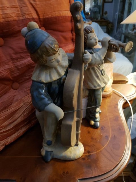Dos figuras de porcelana de arlequines musicos