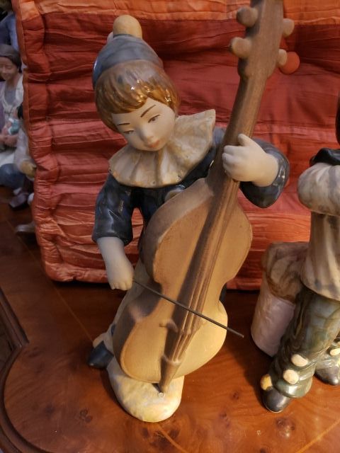 Dos figuras de porcelana de arlequines musicos