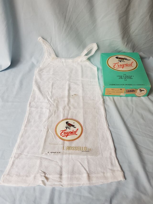 Antigua caja de camisetas de niñas 