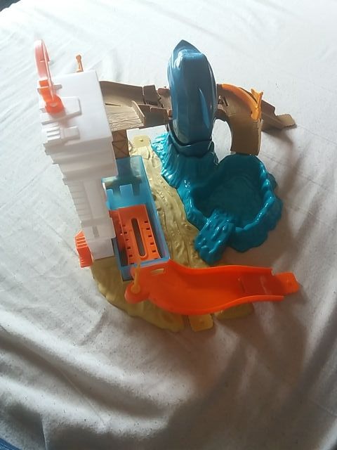 Hot Wheels City: pista tiburón devorador.