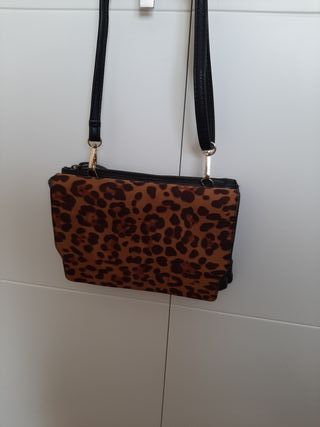 Bolso bandolera cartera negro Stradivarius de segunda mano por 5 EUR en  Peñaranda de Bracamonte en WALLAPOP