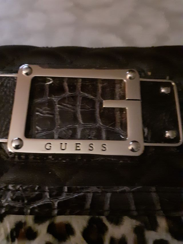 Preciosa cartera de Guess perfecto regalo