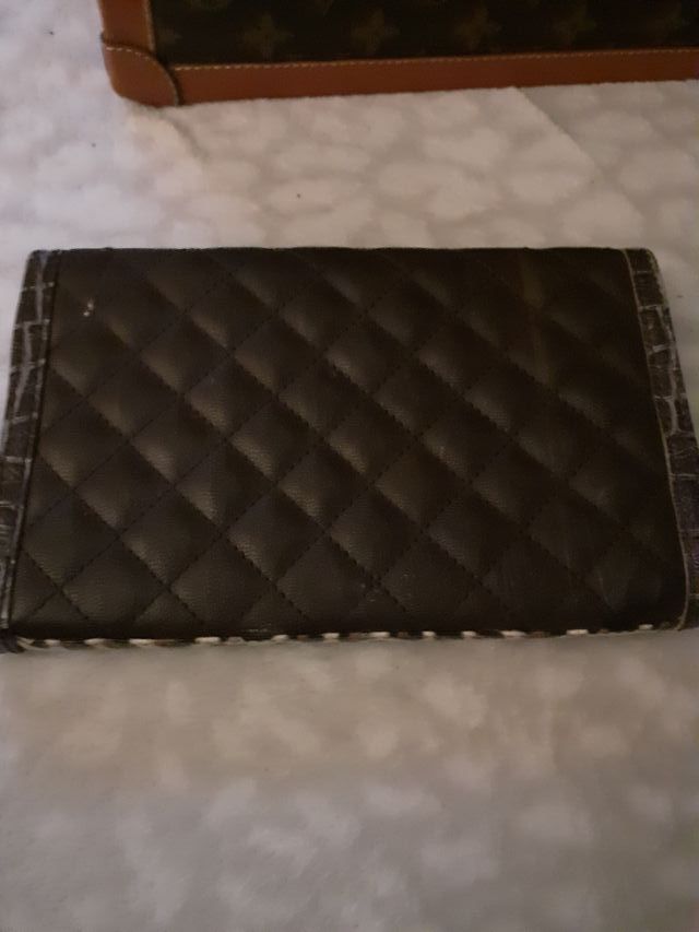 Preciosa cartera de Guess perfecto regalo