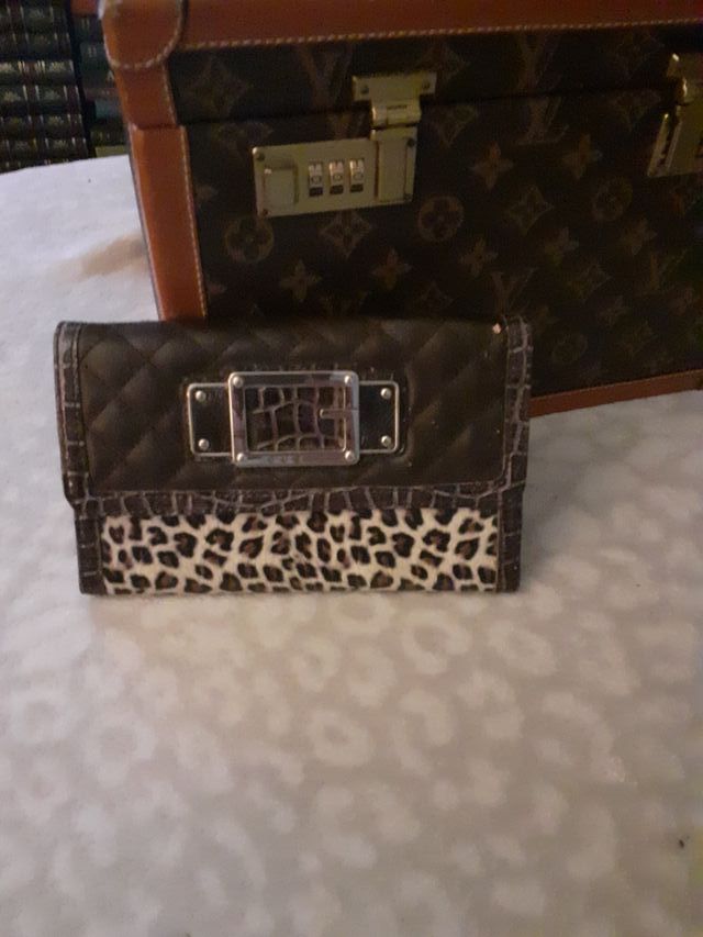 Preciosa cartera de Guess perfecto regalo