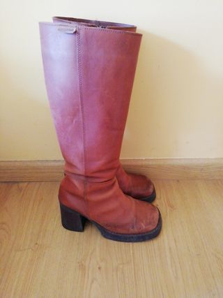 Botas altas marrón con tacón Mustang talla 38 de segunda mano por 10 EUR en  Betanzos en WALLAPOP