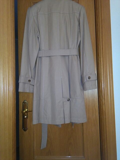 Gabardina color beige talla 44 nueva.