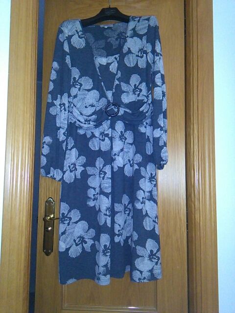 vestido color gris y blanco talla 44