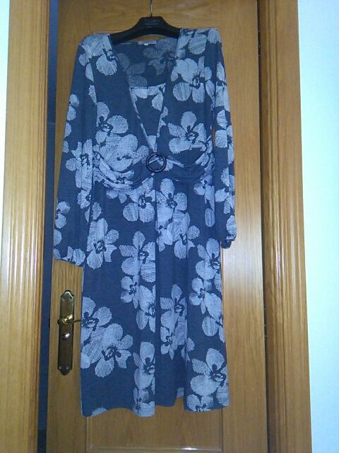 vestido color gris y blanco talla 44