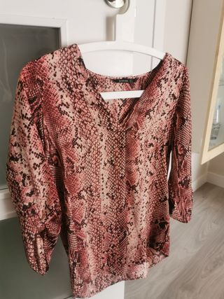 Blusa estampado serpiente rosa de Stradivarius de segunda Blusa burdeos Stradivarius de segunda mano por 4 € en Madrid