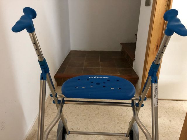 Andador con asiento plegable