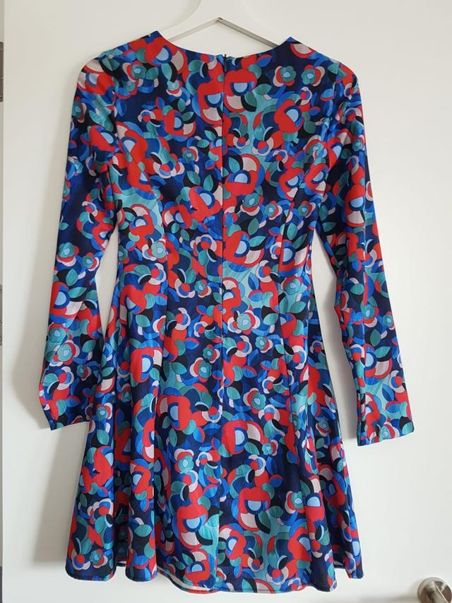 Vestido estampado con tonos azules y rojo.