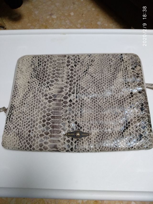 Porta tablet piel serpiente