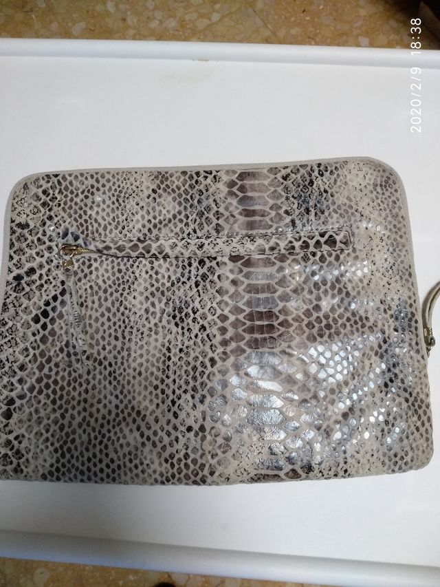 Porta tablet piel serpiente